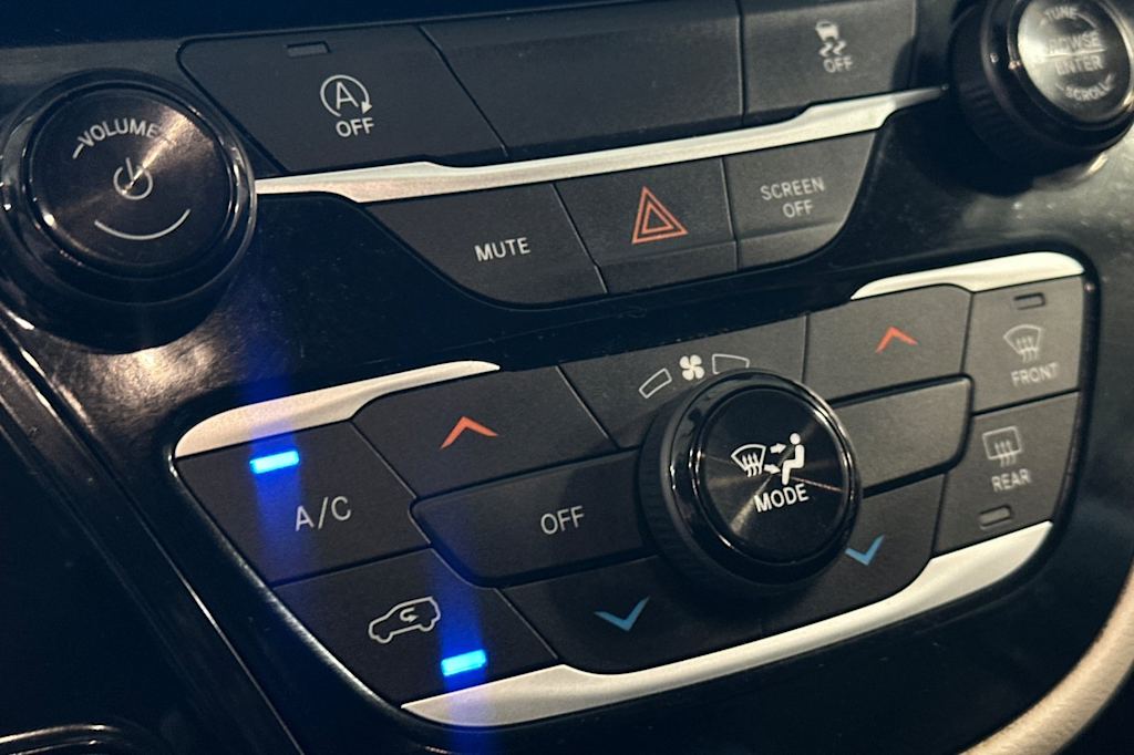 Thumbnail: 2020 Chrysler Voyager - 25