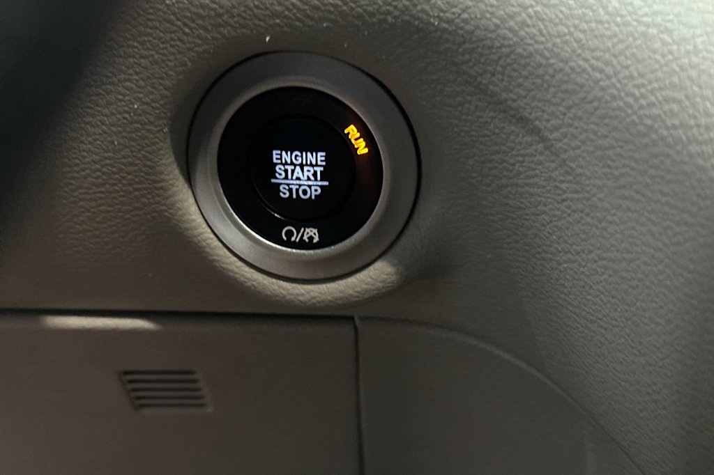 Thumbnail: 2020 Chrysler Voyager - 27