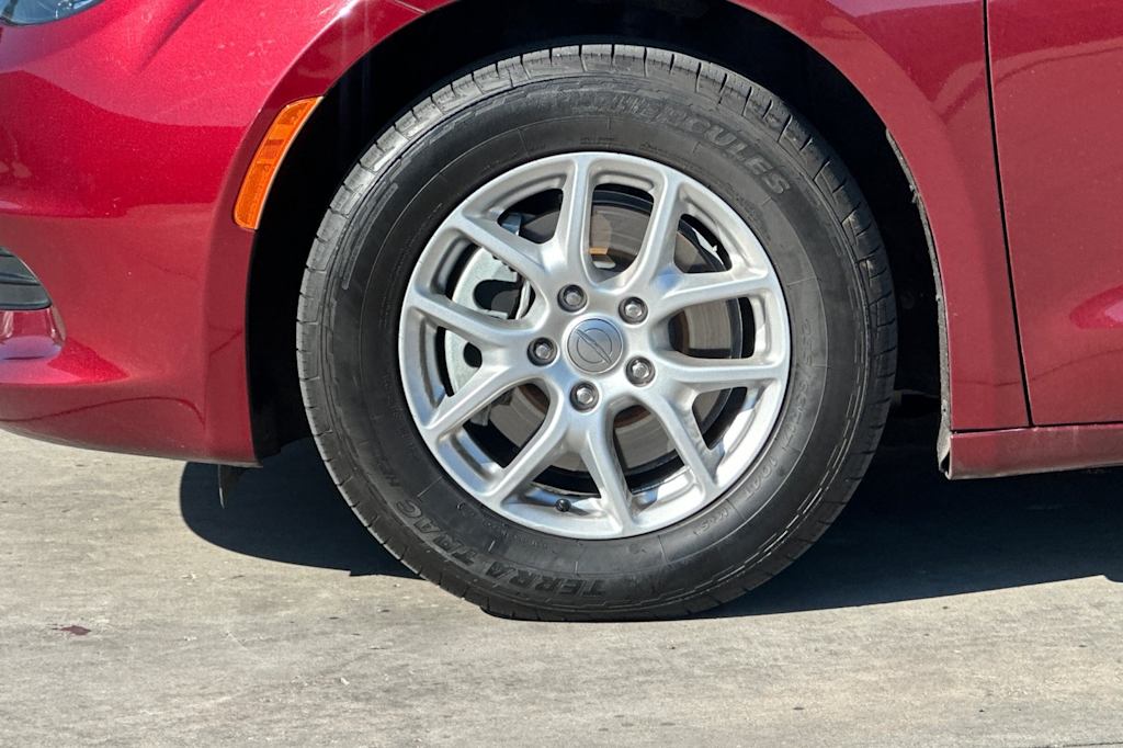 Thumbnail: 2020 Chrysler Voyager - 8