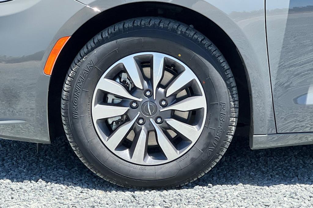 Thumbnail: 2023 Chrysler Pacifica - 8