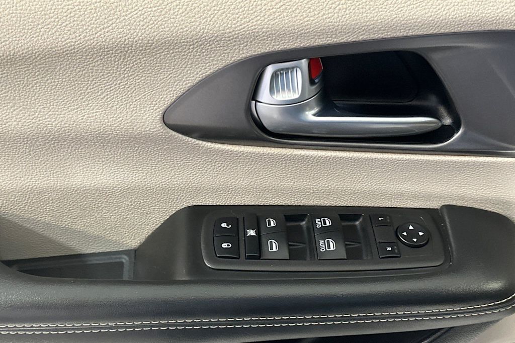 Thumbnail: 2023 Chrysler Pacifica - 21
