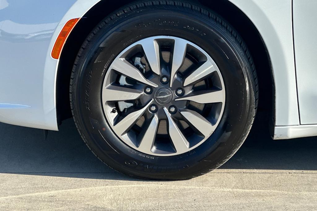Thumbnail: 2023 Chrysler Pacifica - 8