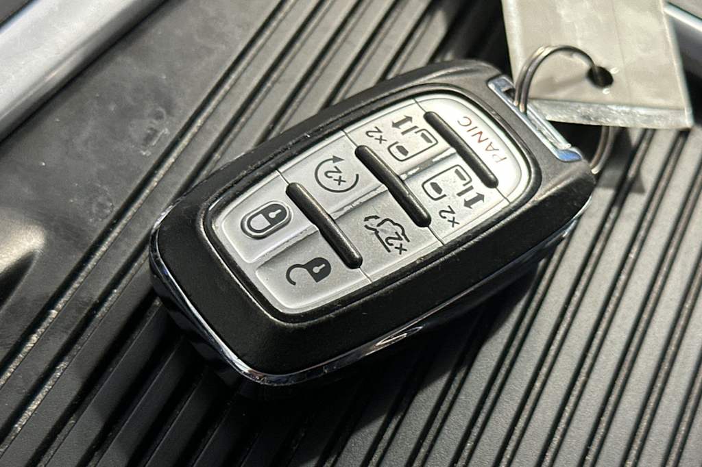 Thumbnail: 2023 Chrysler Pacifica - 8