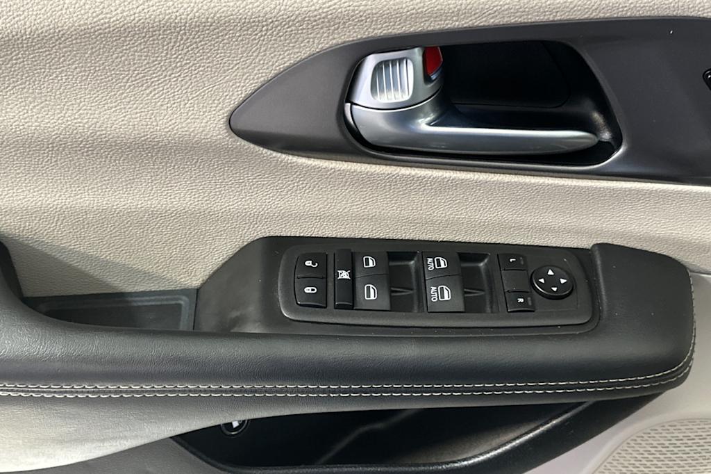Thumbnail: 2023 Chrysler Pacifica - 22