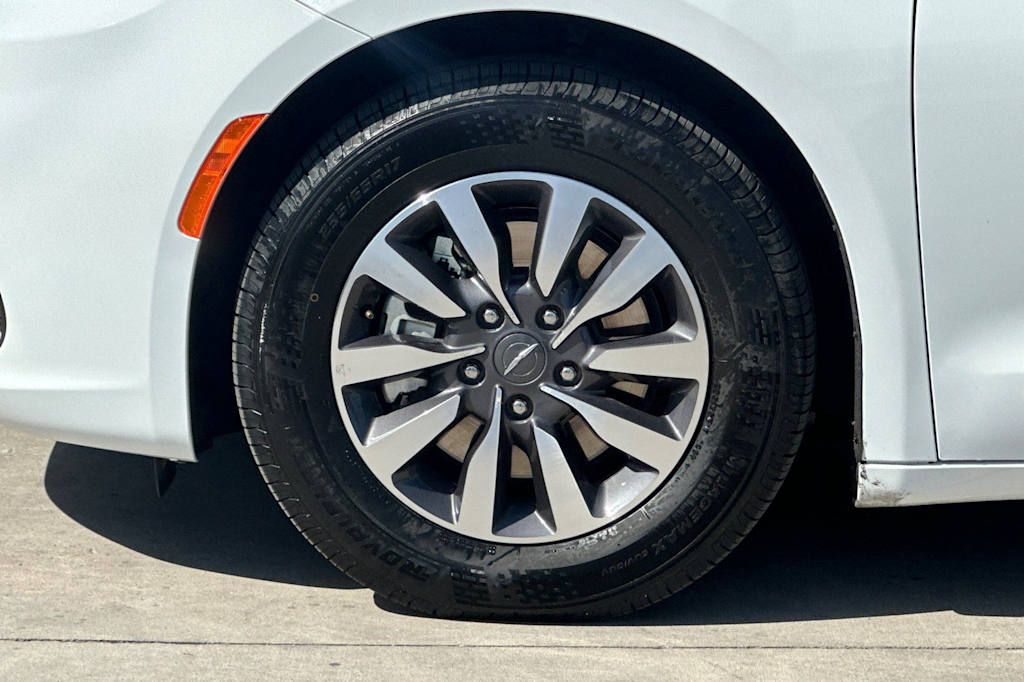 Thumbnail: 2023 Chrysler Pacifica - 8