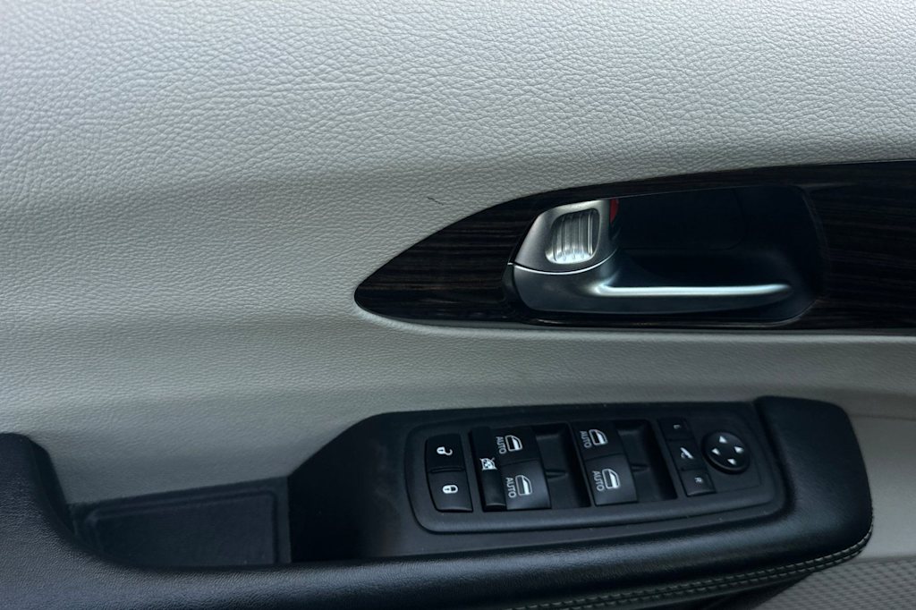 Thumbnail: 2023 Chrysler Pacifica - 20