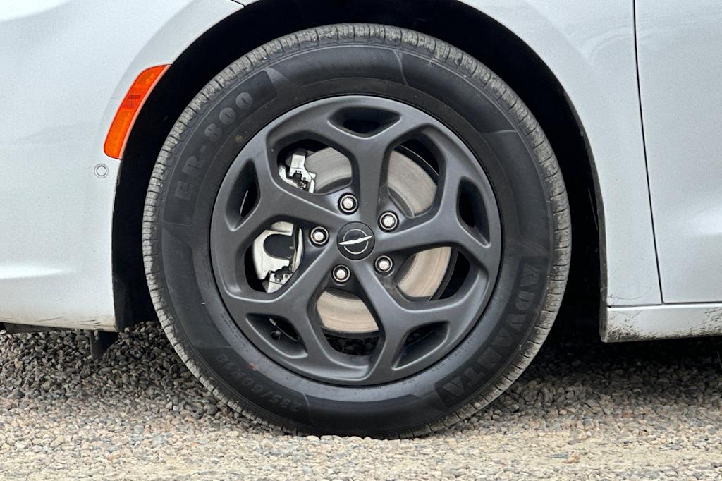 Thumbnail: 2022 Chrysler Pacifica - 8
