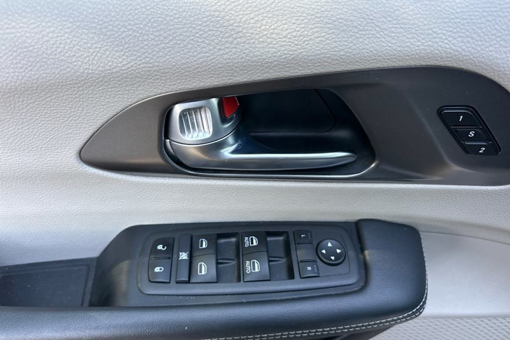 Thumbnail: 2024 Chrysler Pacifica - 19