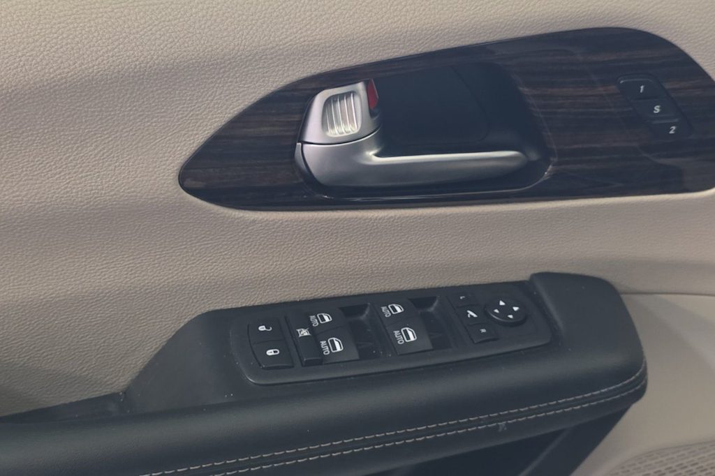 Thumbnail: 2023 Chrysler Pacifica - 22