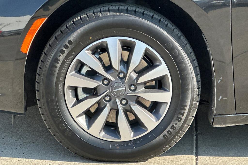 Thumbnail: 2023 Chrysler Pacifica - 8