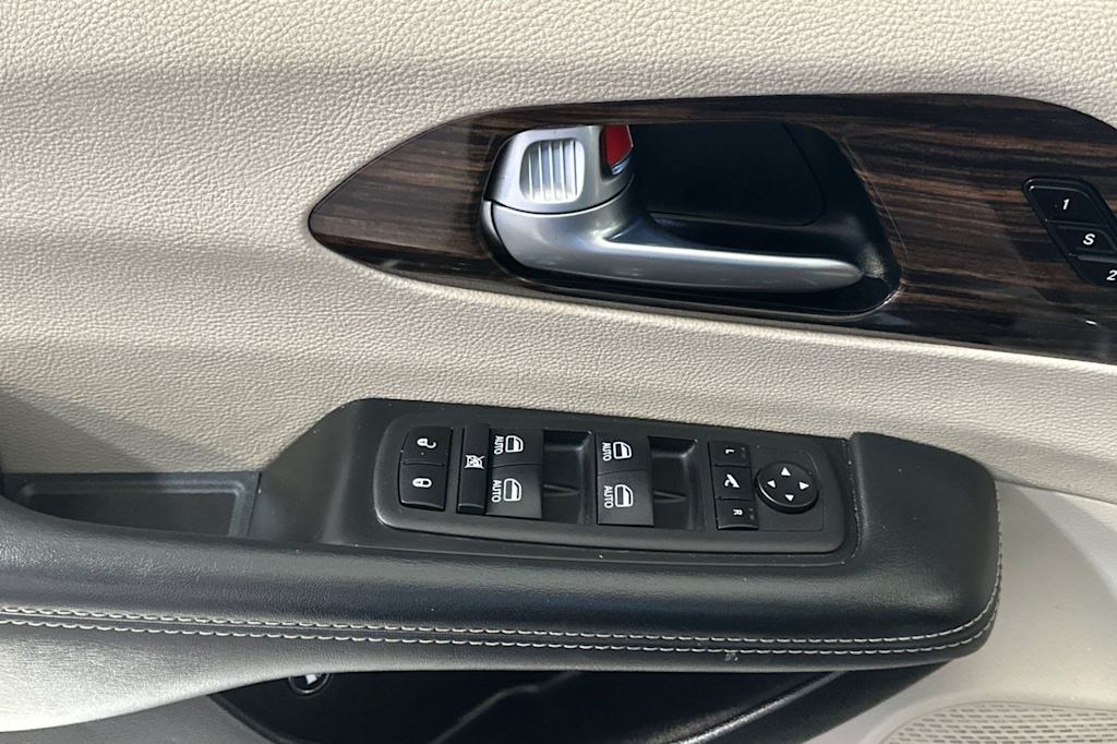 Thumbnail: 2023 Chrysler Pacifica - 19