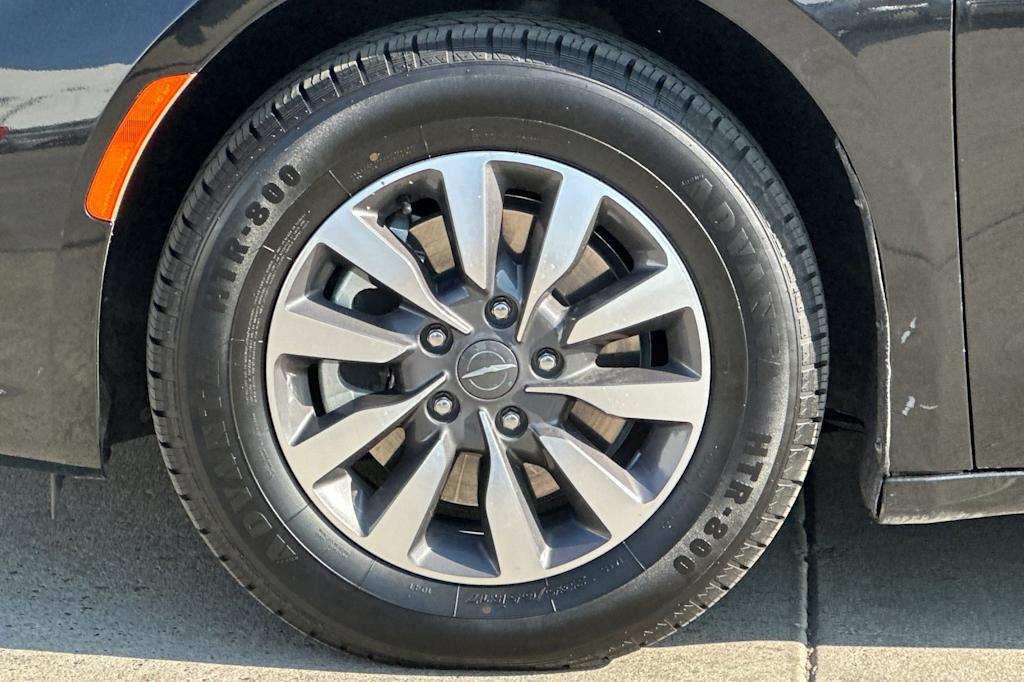 Thumbnail: 2023 Chrysler Pacifica - 7