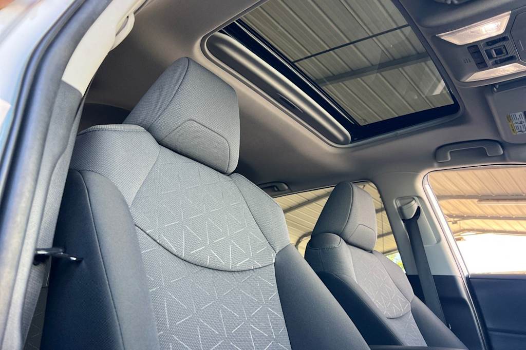 Thumbnail: 2022 Toyota RAV4 - 10