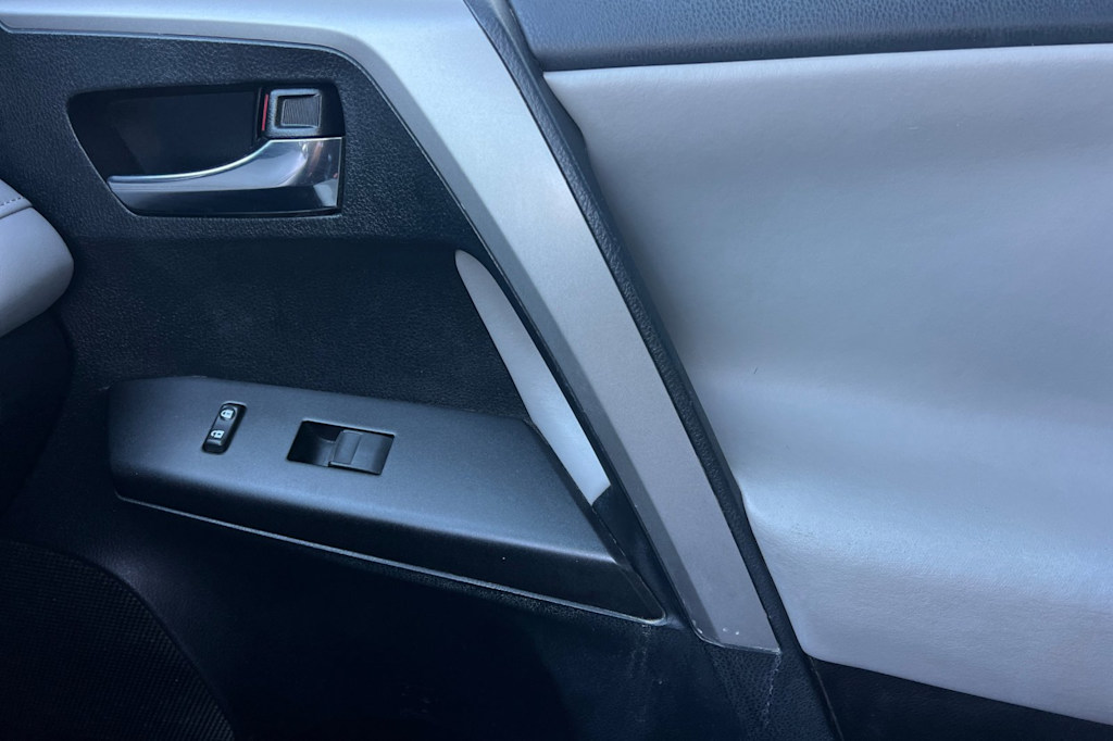 Thumbnail: 2018 Toyota RAV4 - 25