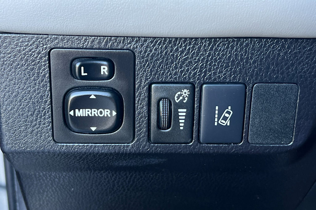 Thumbnail: 2018 Toyota RAV4 - 33