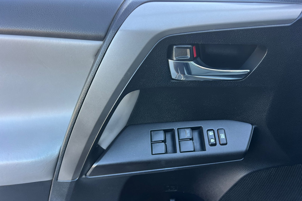 Thumbnail: 2018 Toyota RAV4 - 23