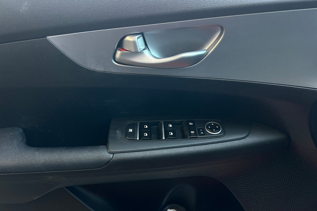 Thumbnail: 2023 Kia Forte - 23