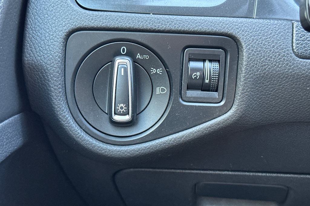 Thumbnail: 2019 Volkswagen Golf - 33