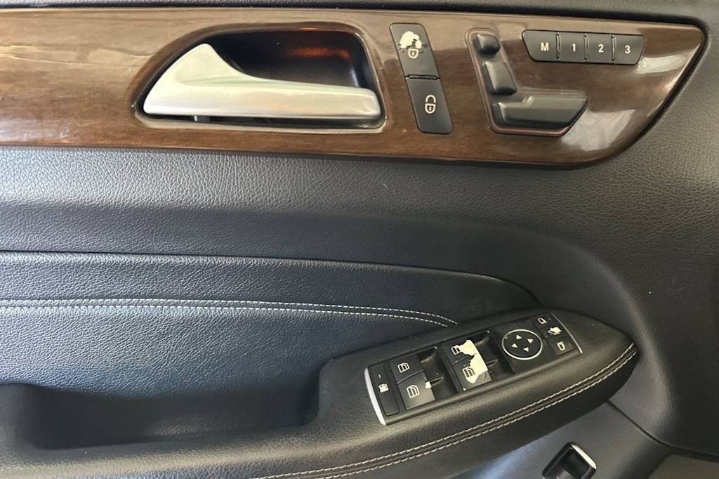Thumbnail: 2015 Mercedes-Benz M-Class - 21