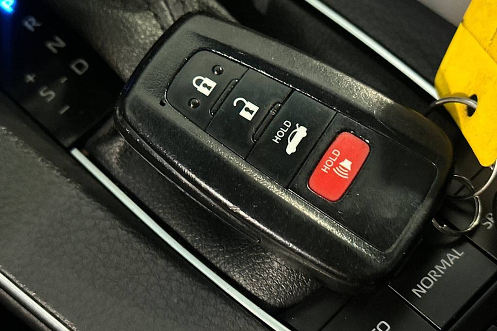 Thumbnail: 2021 Toyota Avalon - 16