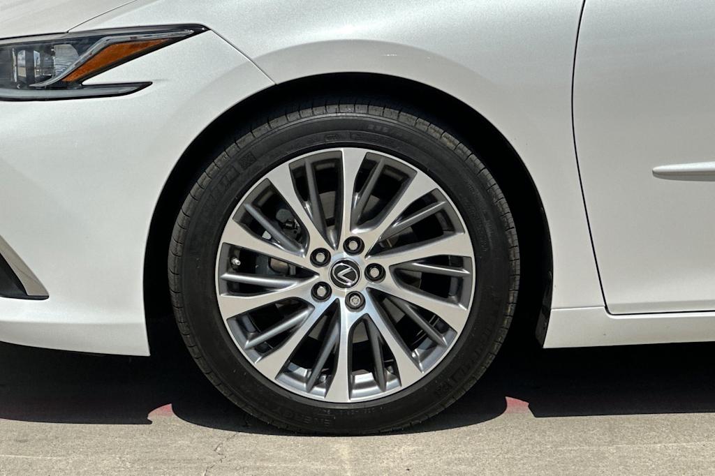 Thumbnail: 2019 Lexus ES - 8