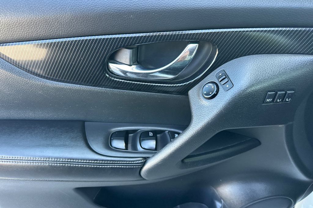 Thumbnail: 2017 Nissan Rogue - 22
