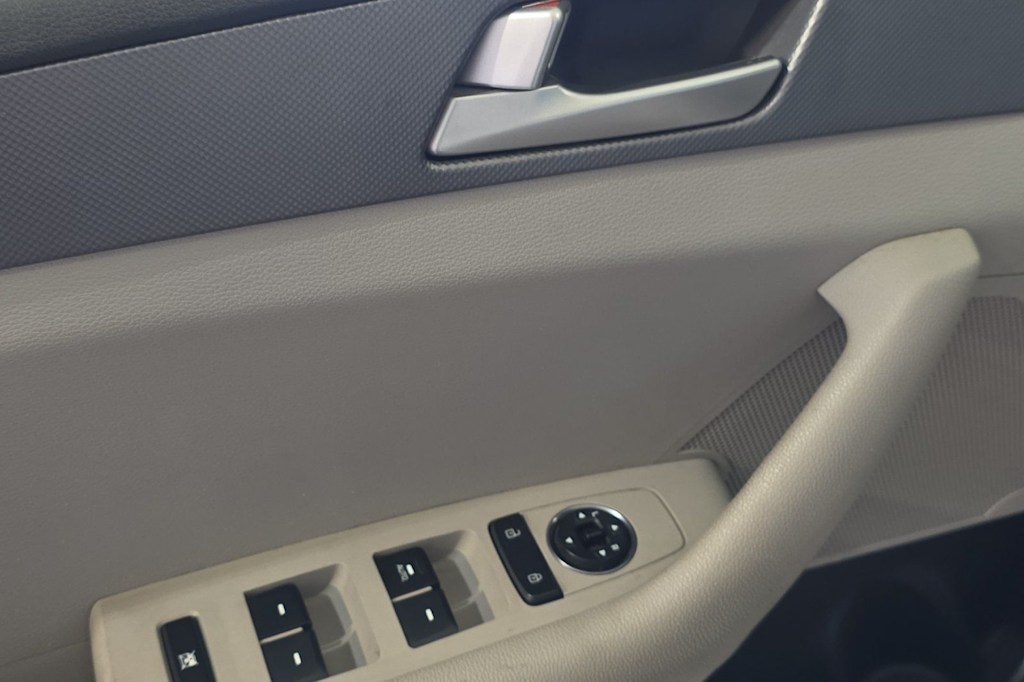 Thumbnail: 2016 Hyundai Sonata - 21