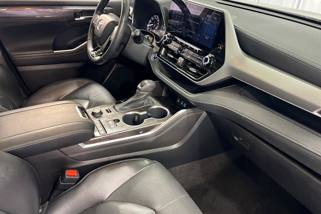 Thumbnail: 2022 Toyota Highlander - 12