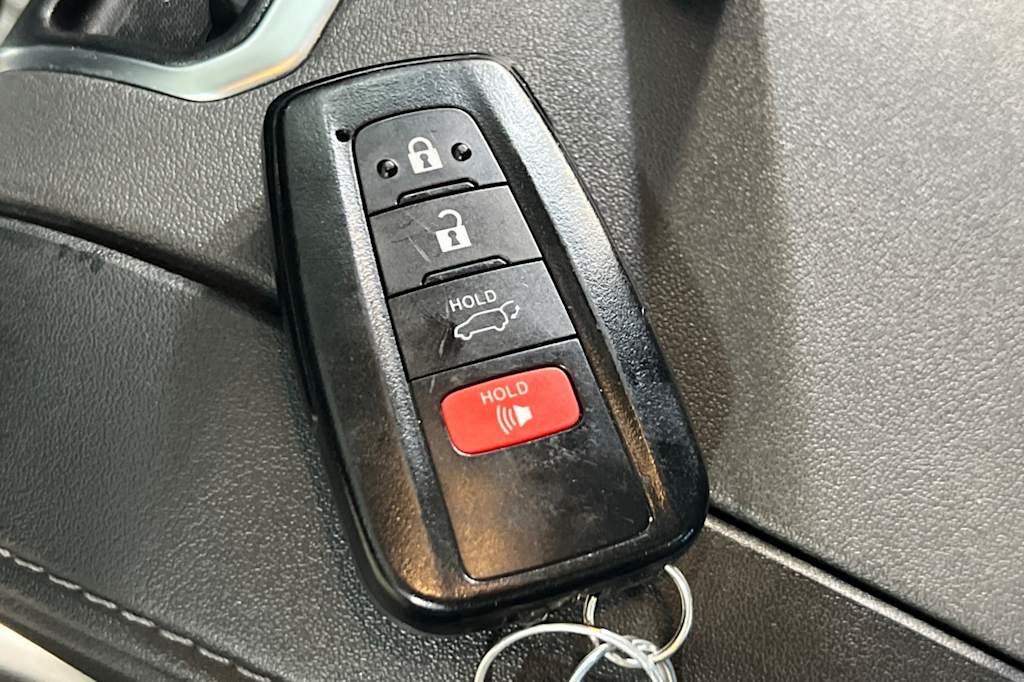 Thumbnail: 2022 Toyota Highlander - 16