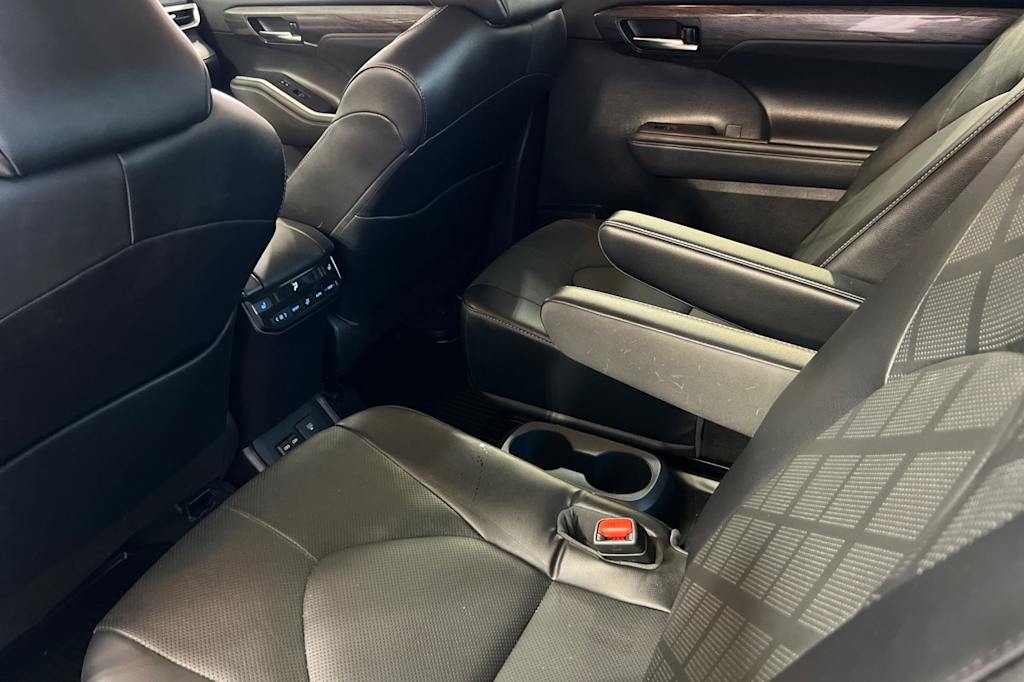 Thumbnail: 2022 Toyota Highlander - 10