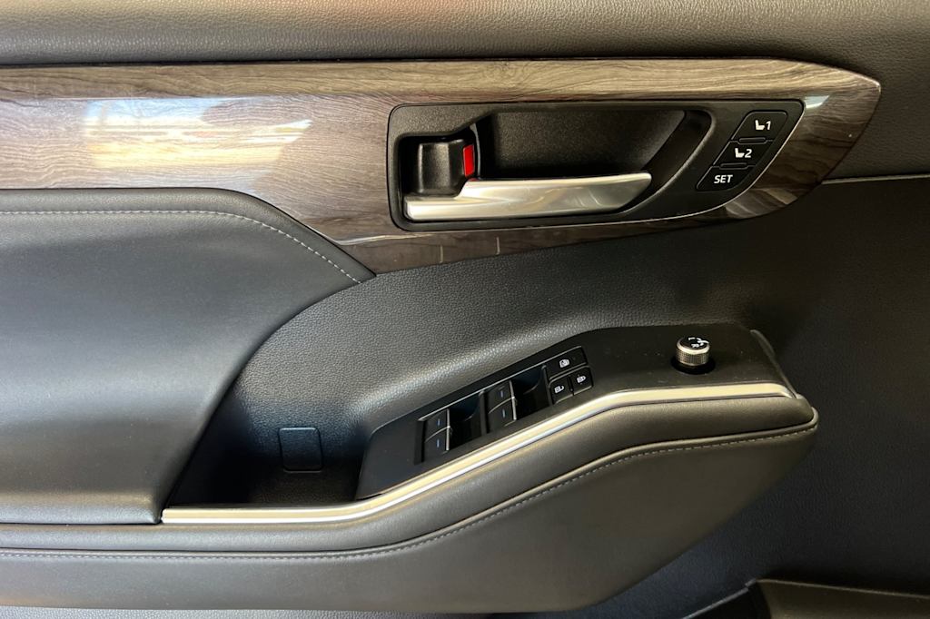 Thumbnail: 2022 Toyota Highlander - 21