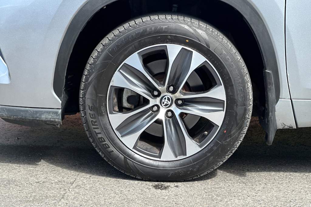 2022 Toyota Highlander XLE 8