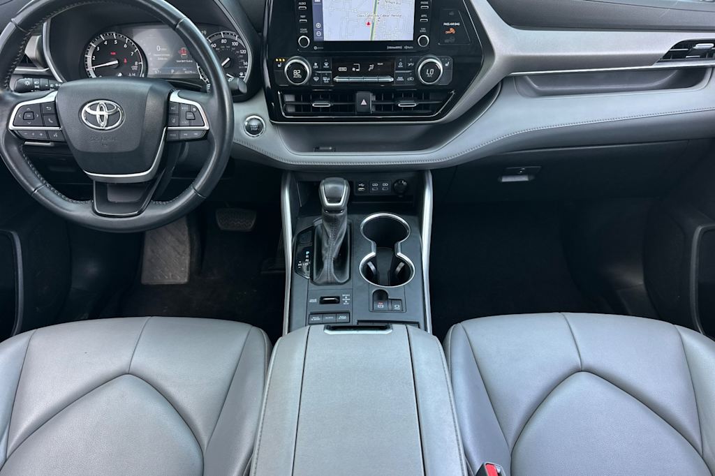 2022 Toyota Highlander XLE 2