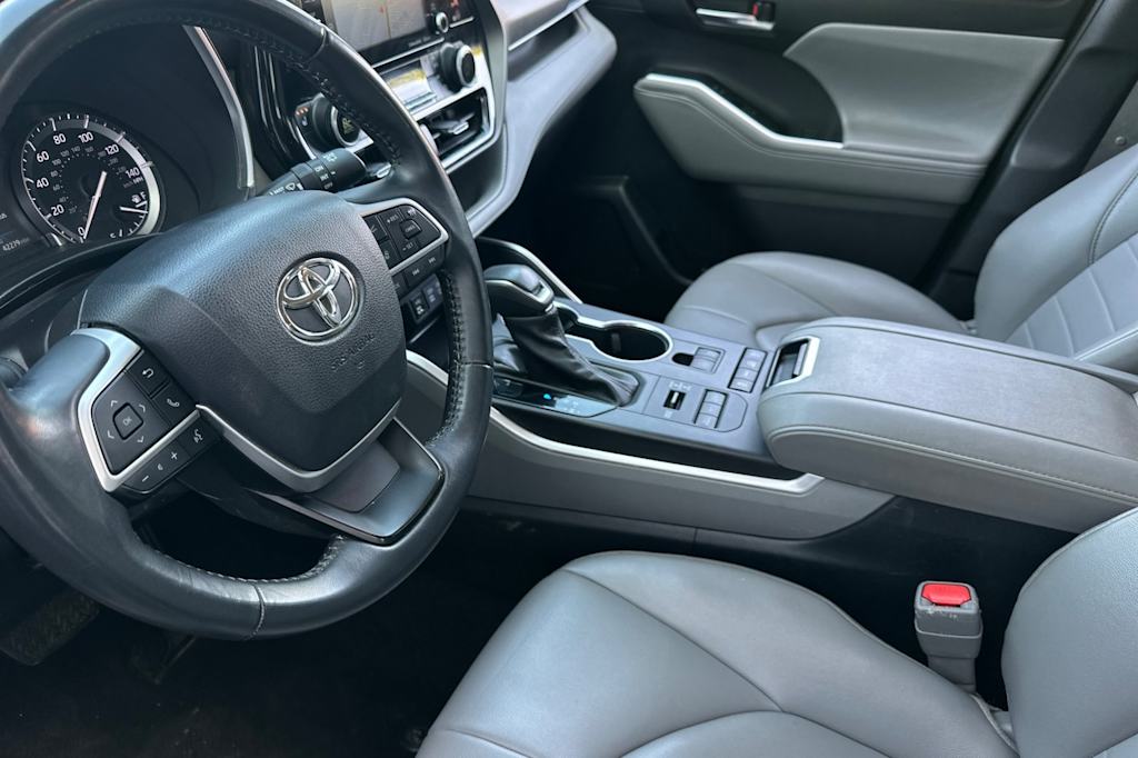 2022 Toyota Highlander XLE 9