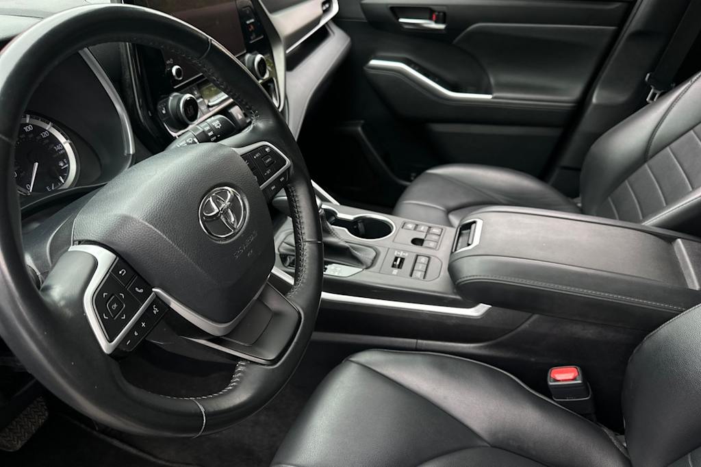 2023 Toyota Highlander XLE 9
