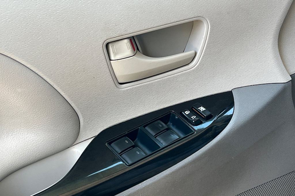 Thumbnail: 2014 Toyota Sienna - 21