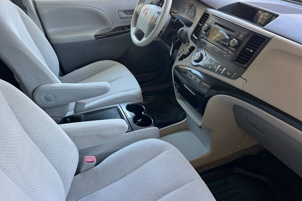 Thumbnail: 2014 Toyota Sienna - 12