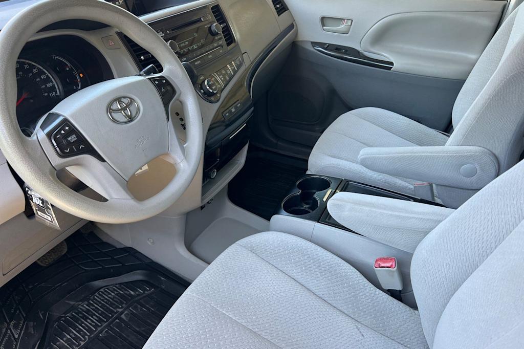 Thumbnail: 2014 Toyota Sienna - 9