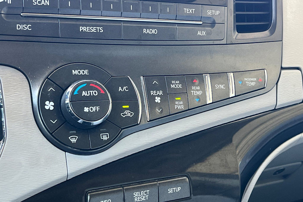 Thumbnail: 2014 Toyota Sienna - 25