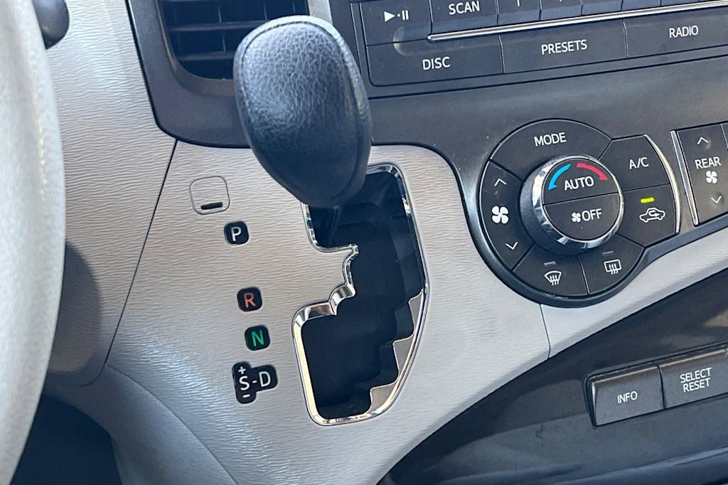 Thumbnail: 2014 Toyota Sienna - 26