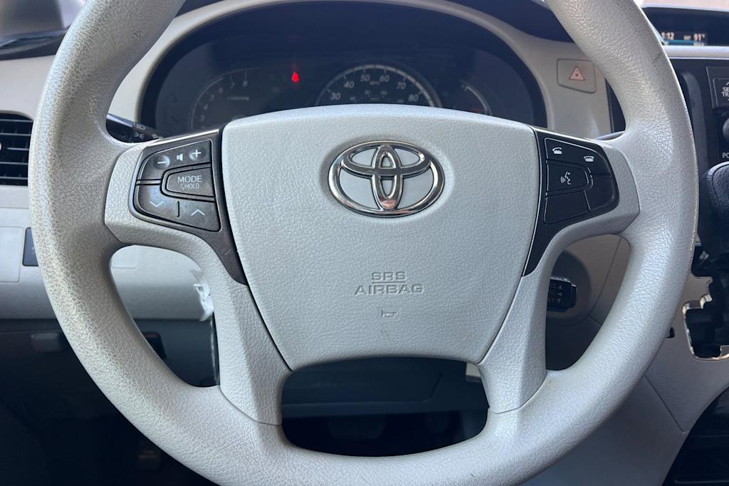 Thumbnail: 2014 Toyota Sienna - 27