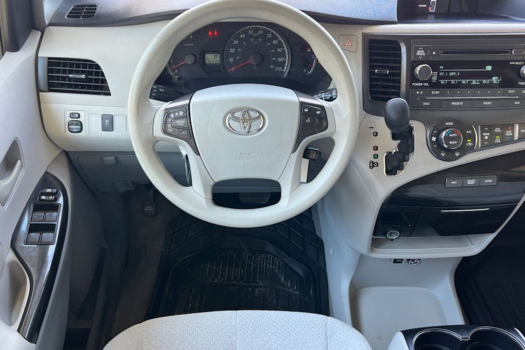 Thumbnail: 2014 Toyota Sienna - 11