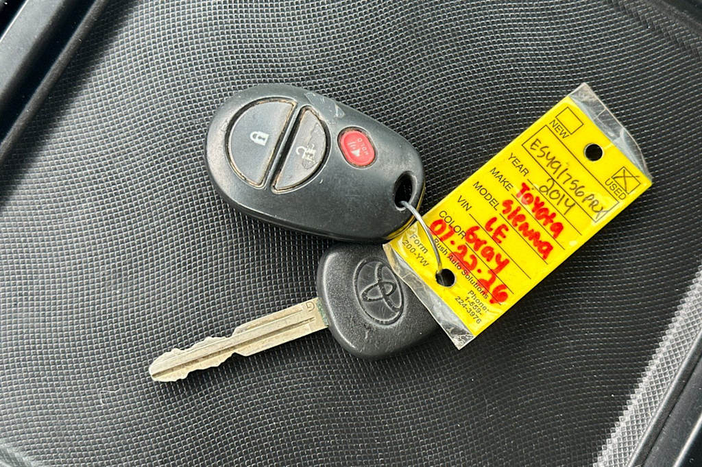 Thumbnail: 2014 Toyota Sienna - 17