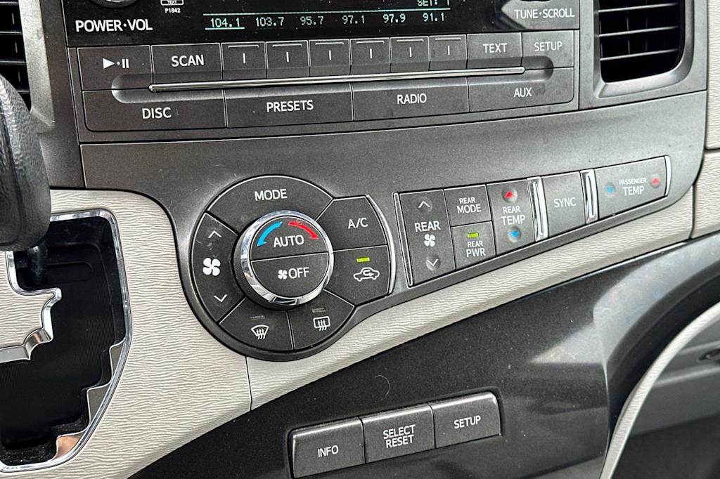 Thumbnail: 2014 Toyota Sienna - 27