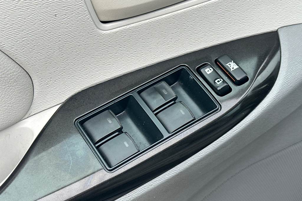 Thumbnail: 2014 Toyota Sienna - 23