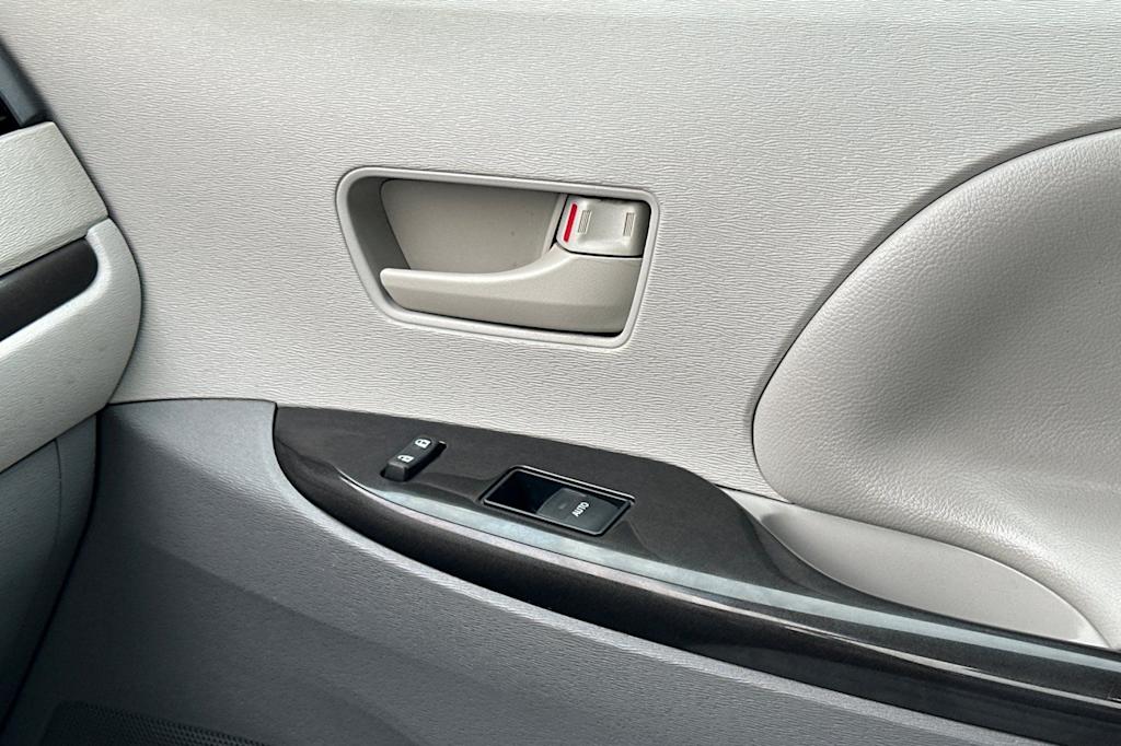 Thumbnail: 2014 Toyota Sienna - 25
