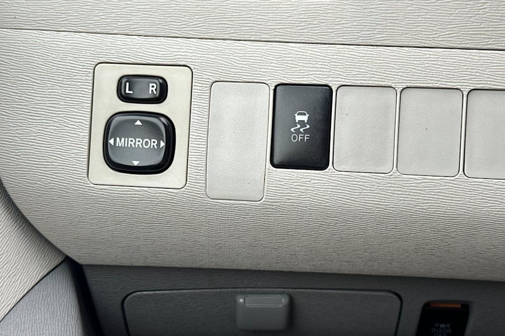 Thumbnail: 2014 Toyota Sienna - 33
