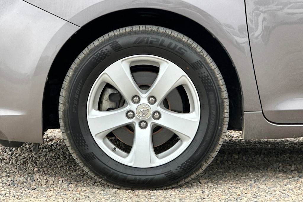 Thumbnail: 2014 Toyota Sienna - 8