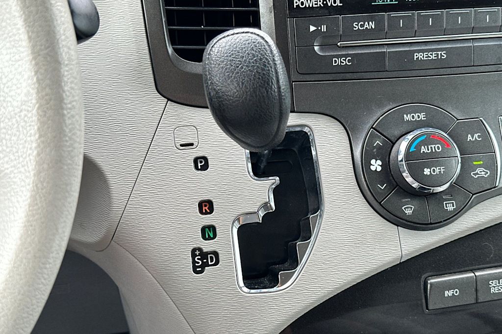 Thumbnail: 2014 Toyota Sienna - 28