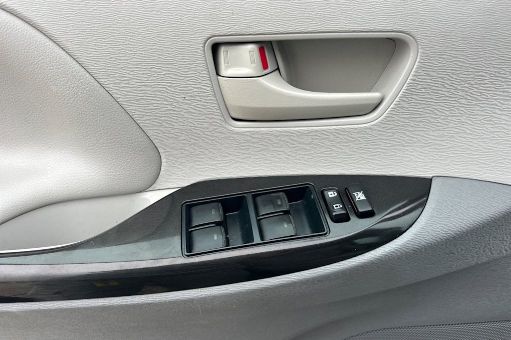Thumbnail: 2014 Toyota Sienna - 22
